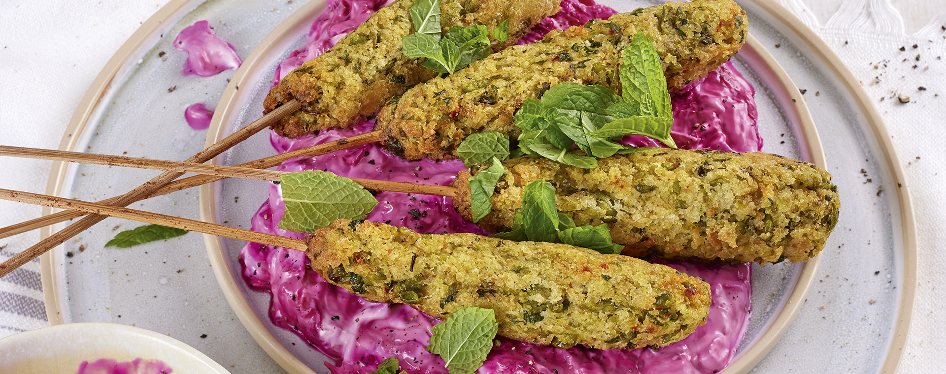 1 22 Hirse Erbsen Spiesse Mit Rote Bete Zaziki 1920x760px