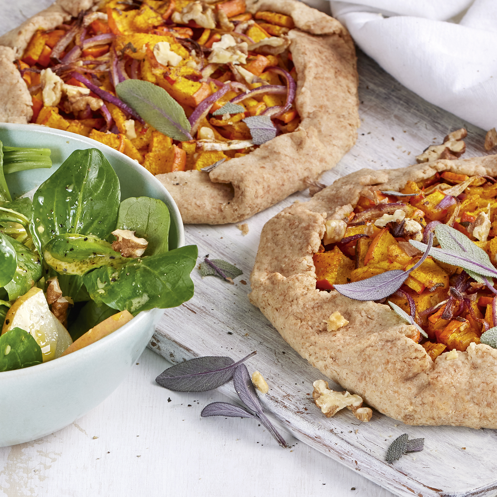 1 22 Kleine Kuerbis Salbei Galettes Mit Birnen Feldsalat 1600x1600px