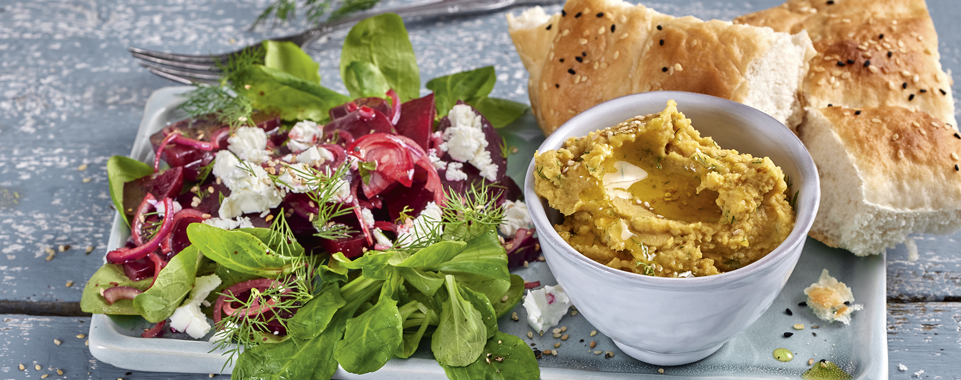 1 22 Linsenhummus Mit Rote Bete Salat Und Fladenbrot 1920x760px