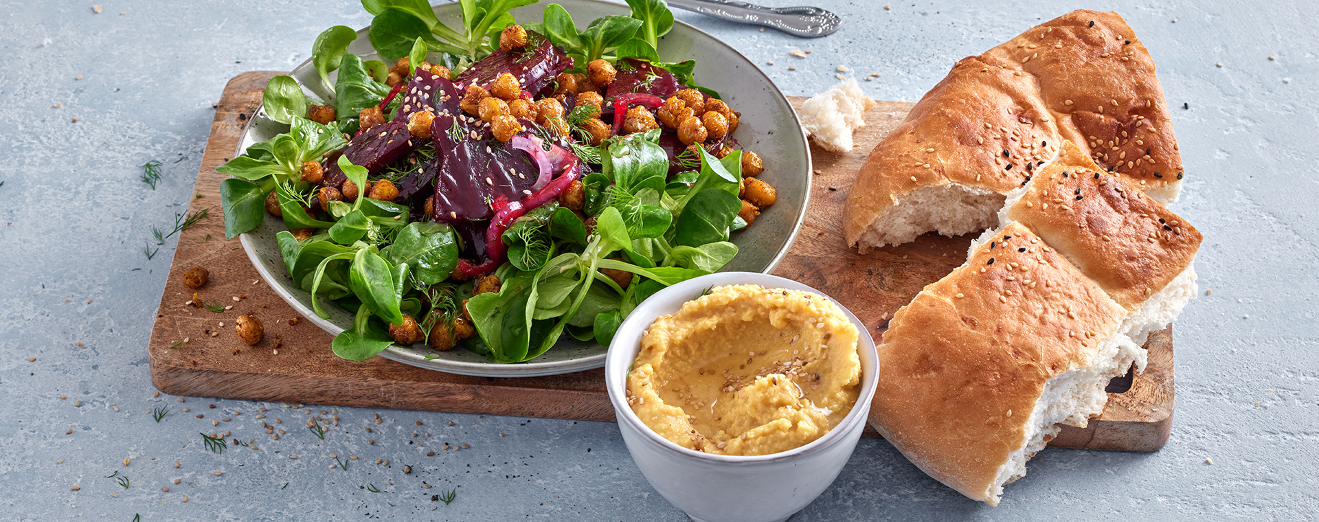 1 22 Linsenhummus Mit Rote Bete Salat Und Kichererbsen 1920x760px