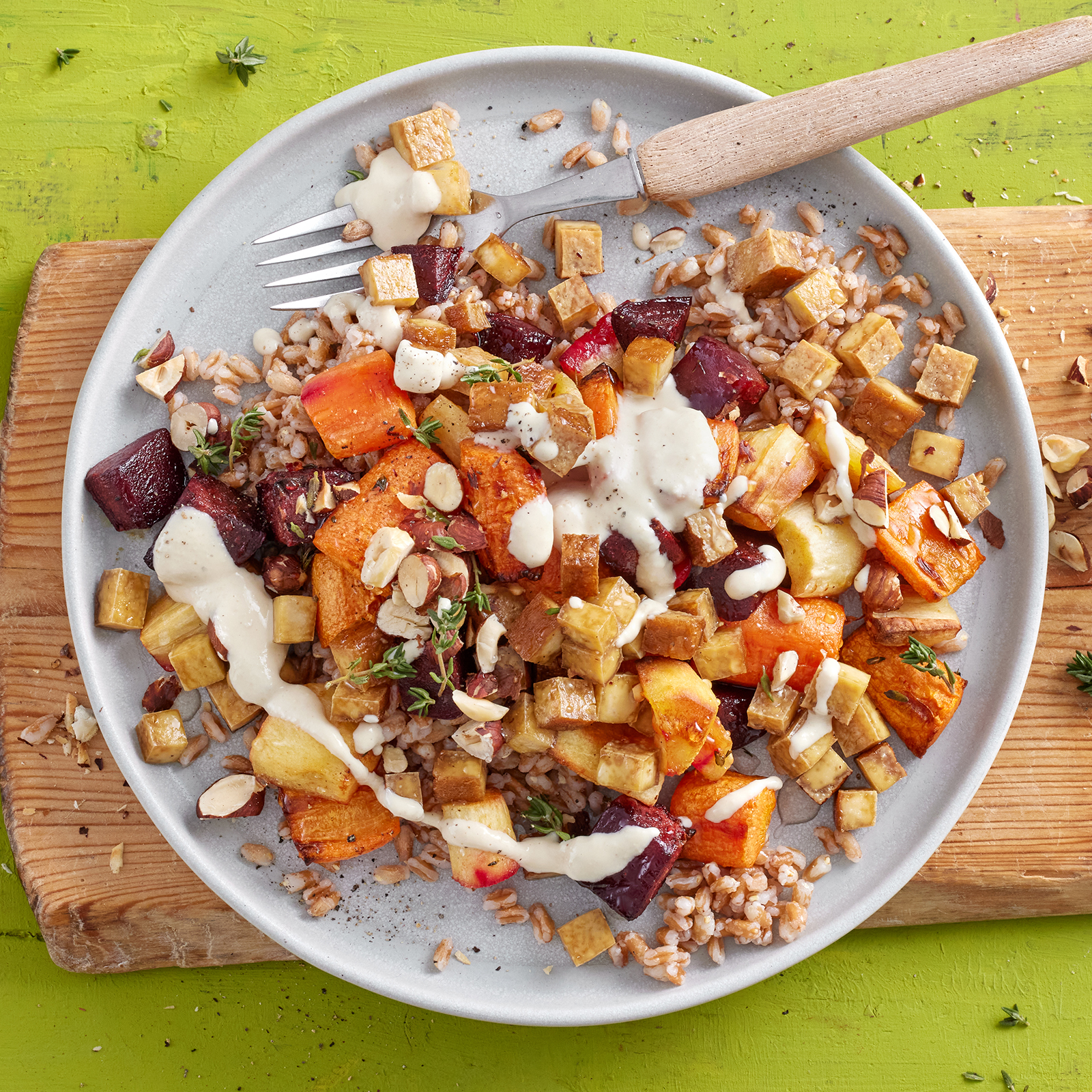 1 22 Ofen Wurzelgemuese Mit Raeuchertofu Auf Dinkel 1600x1600px