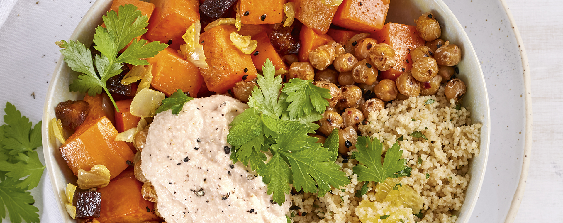 1 22 Suesskartoffel Couscous Bowl Mit Knusprigen Kichererbsen 1920x760px