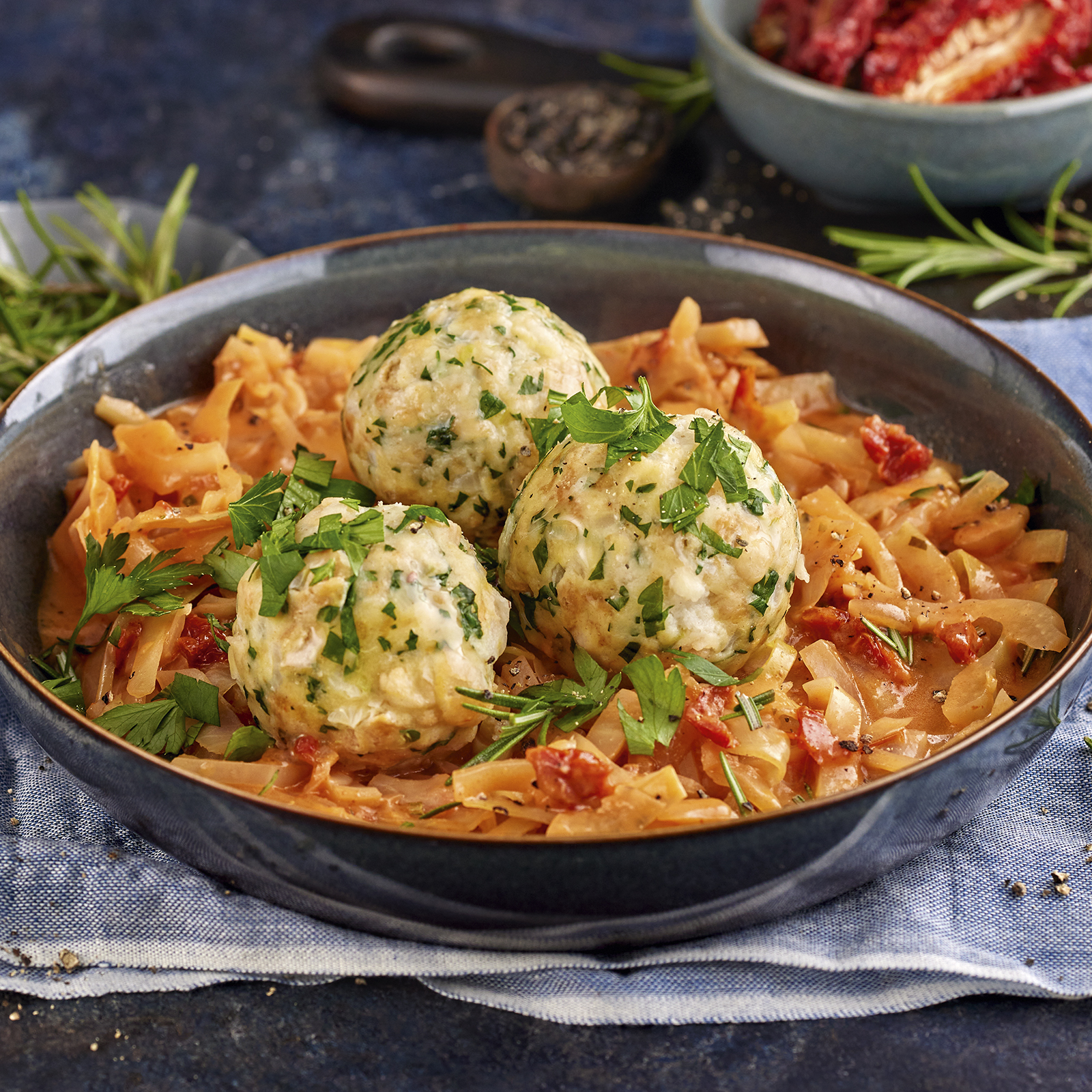 1 22 Wei%C3%9Fkohl Schmortopf Mit Semmelkn%C3%B6deln 1600x1600px