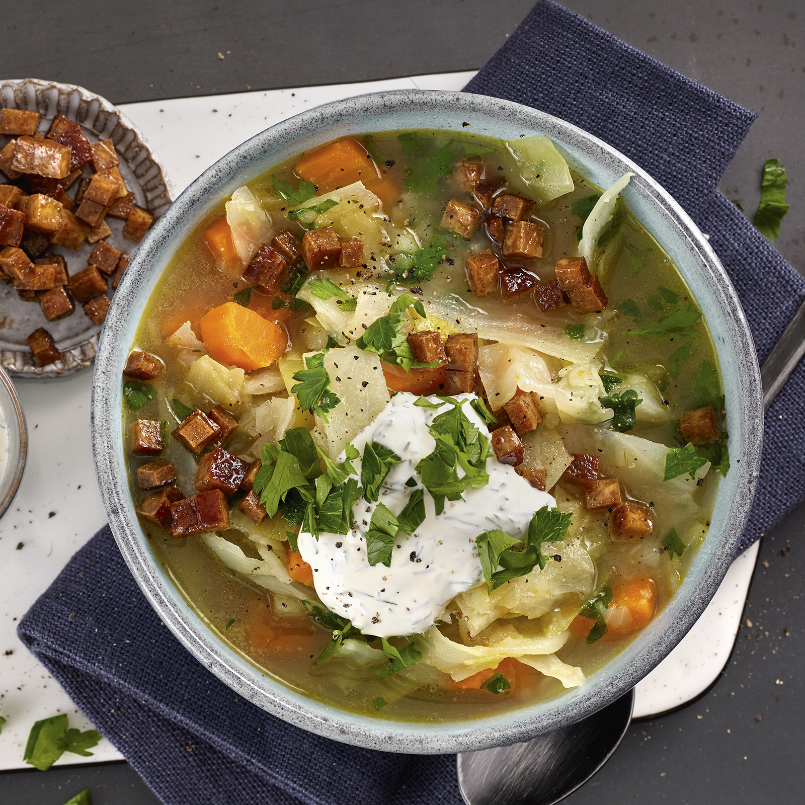 1 22 Weisskohl Eintopf Mit Raeuchertofu Und Schmandtopping 1600x1600px