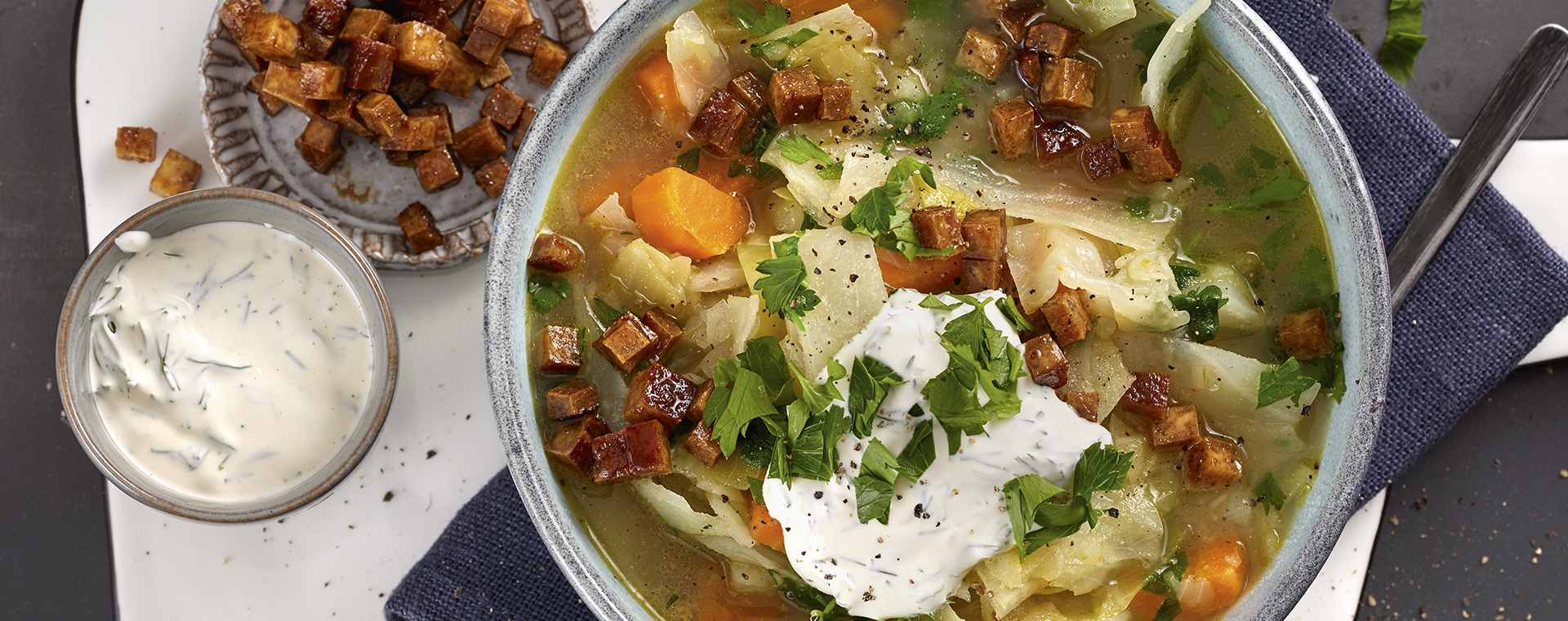 1 22 Weisskohl Eintopf Mit Raeuchertofu Und Schmandtopping 1920x760px