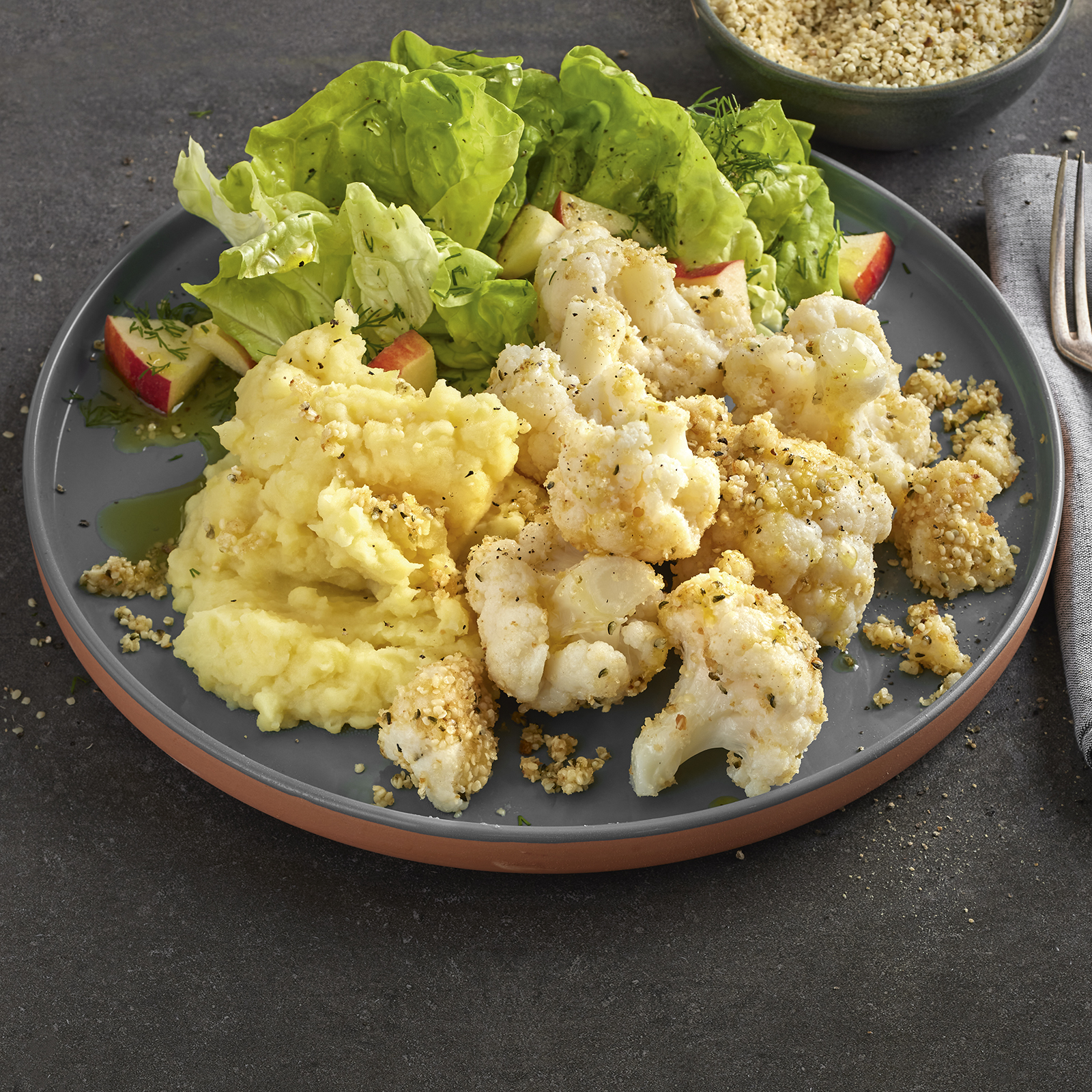 2 22 Blumenkohl Und Kartoffelpueree Mit Hanfsamen Broesel Butter 1600x1600px