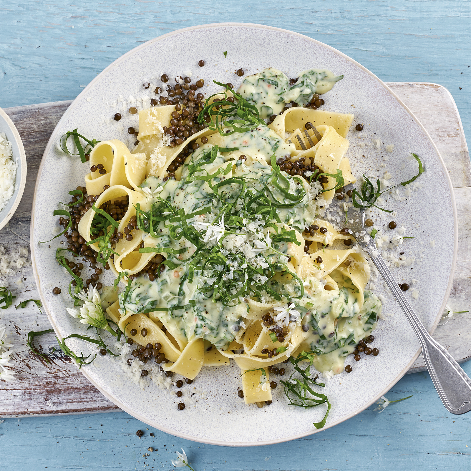 2 22 Fettuccine Mit Belugalinsen Und Baerlauch Sahnesosse 1600x1600px