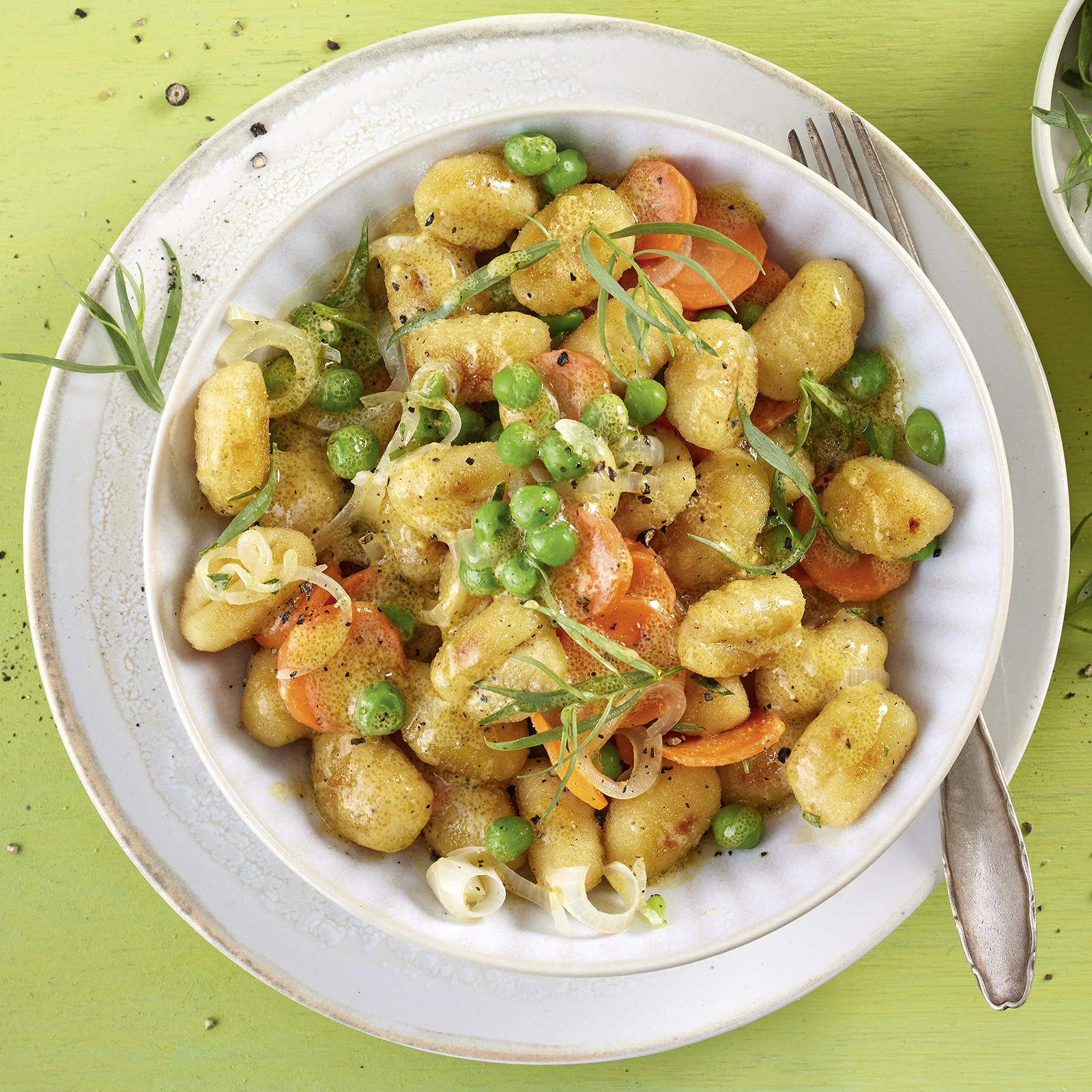 2 22 Gnocchisalat Mit Erbsen Und Moehren 1600x1600px
