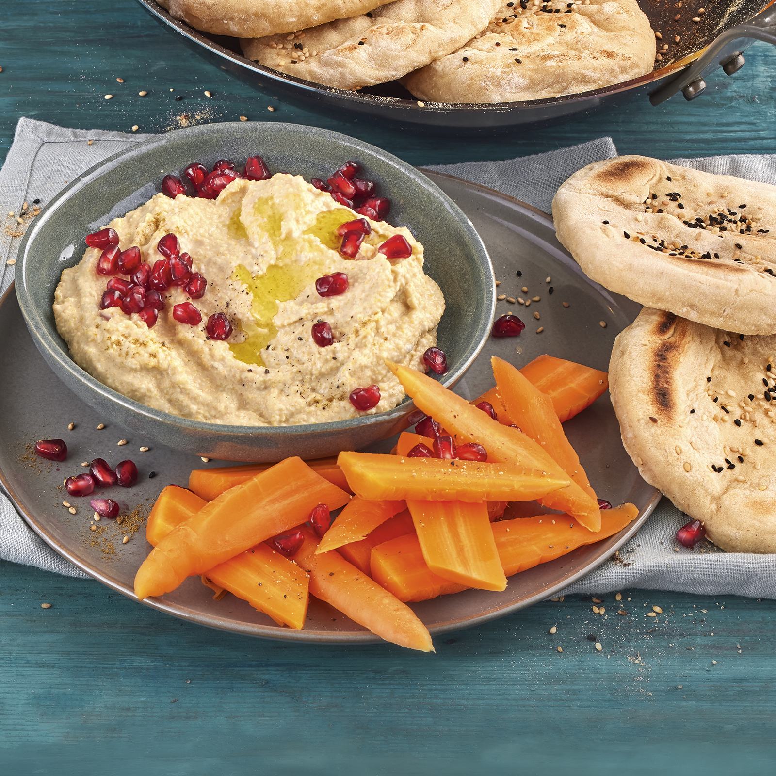 2 22 Hummus Mit Pfannenbrot Und Moehren 1600x1600px
