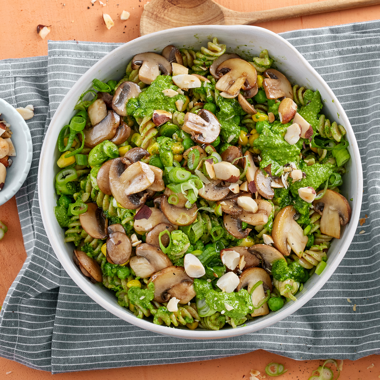 2 22 Lauwarmer Nudelsalat Mit Spinatpesto 1600x1600px