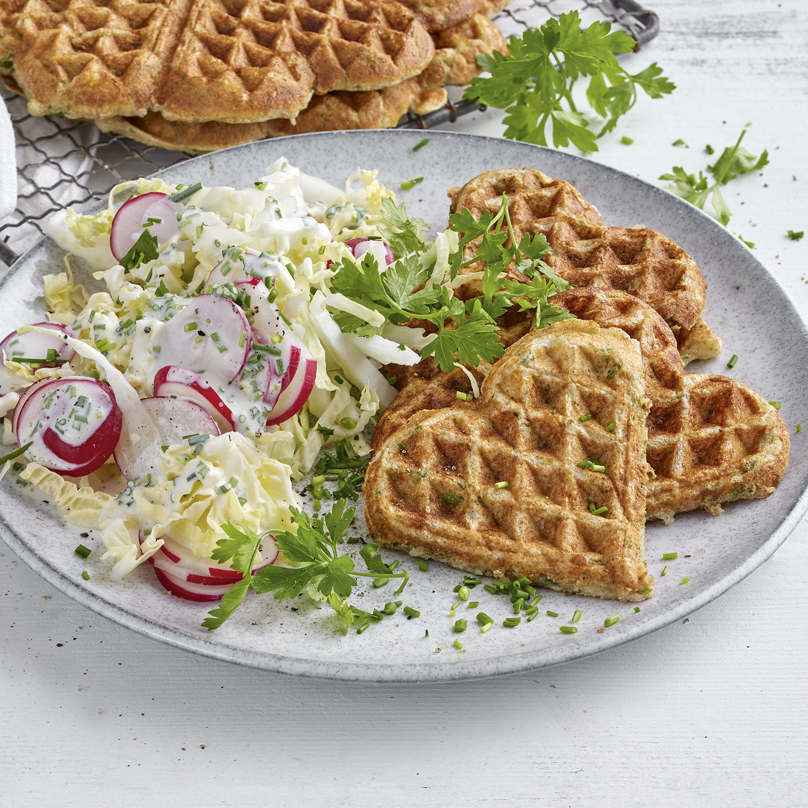 2 22 Petersilienwaffeln Mit Fruehlingssalat Und Schnittlauchdressing 1600x1600px