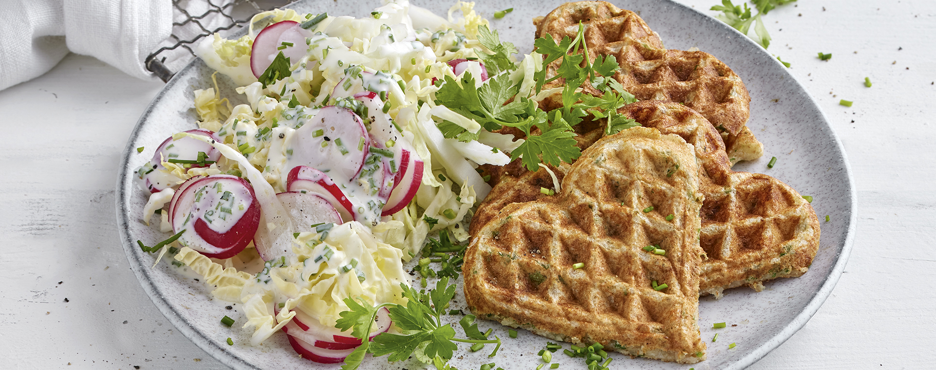 2 22 Petersilienwaffeln Mit Fruehlingssalat Und Schnittlauchdressing 1920x760px