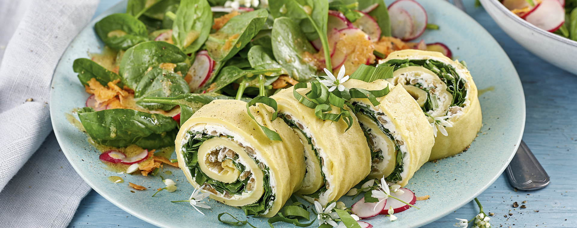 2 22 Pfannkuchenrolle Mit Baerlauch Fuellung Und Spinatsalat 1920x760px