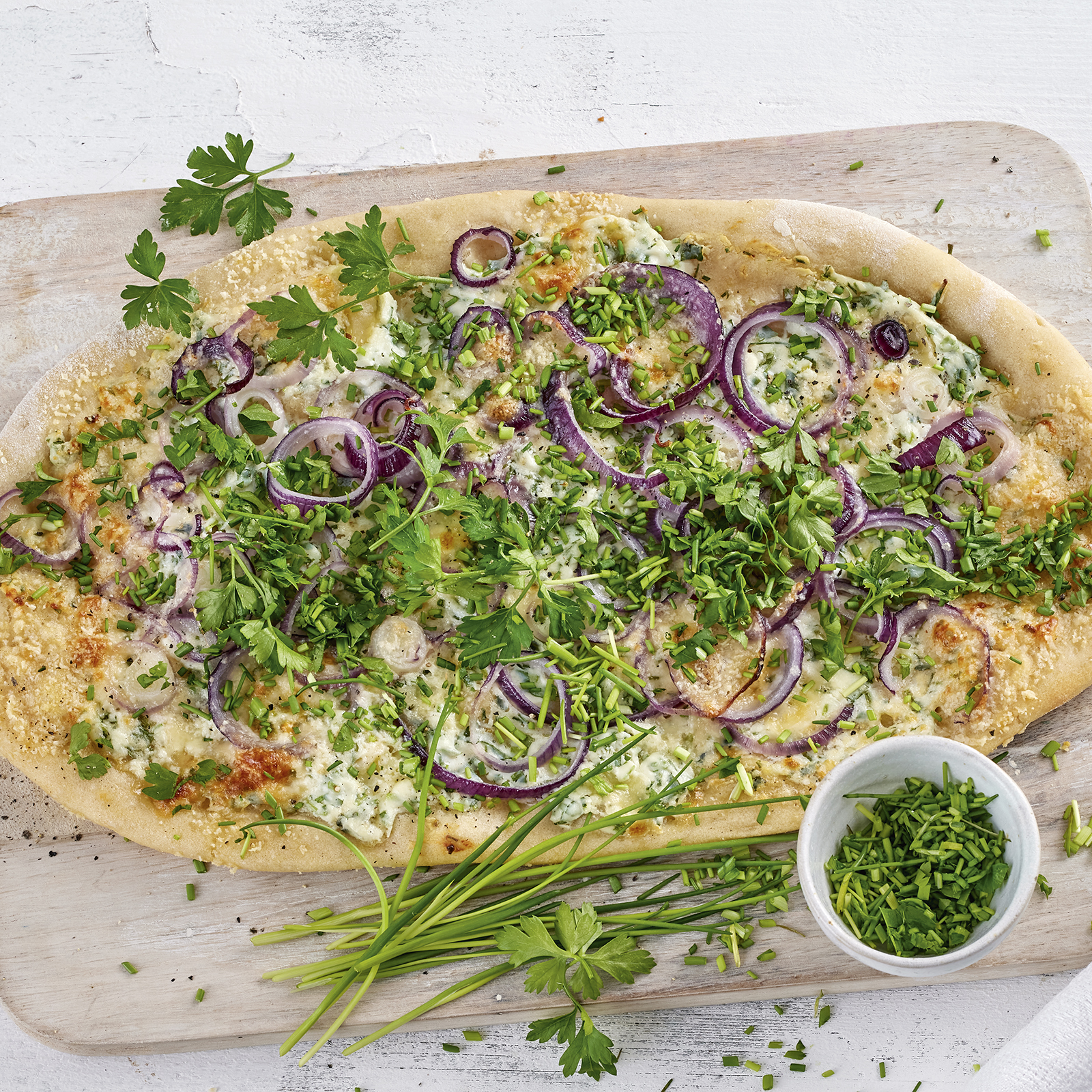 2 22 Weisse Kraeuterpizza Mit Zwiebelringen 1600x1600px