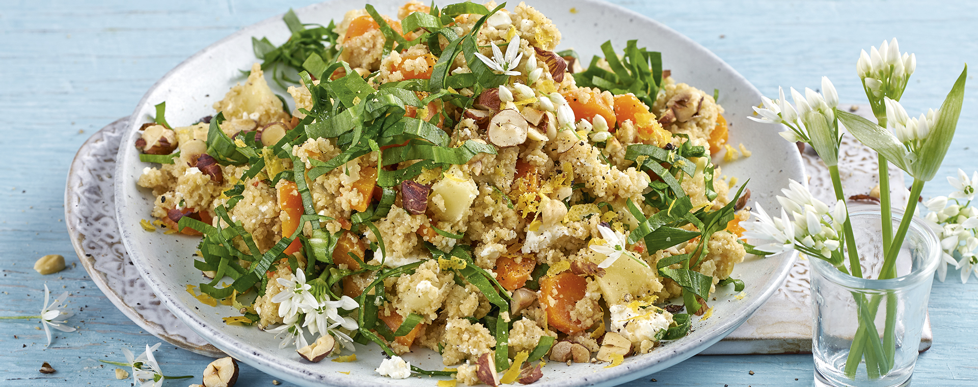 2 22 Zitroniger Baerlauch Couscous Mit Nusstopping 1920x760px