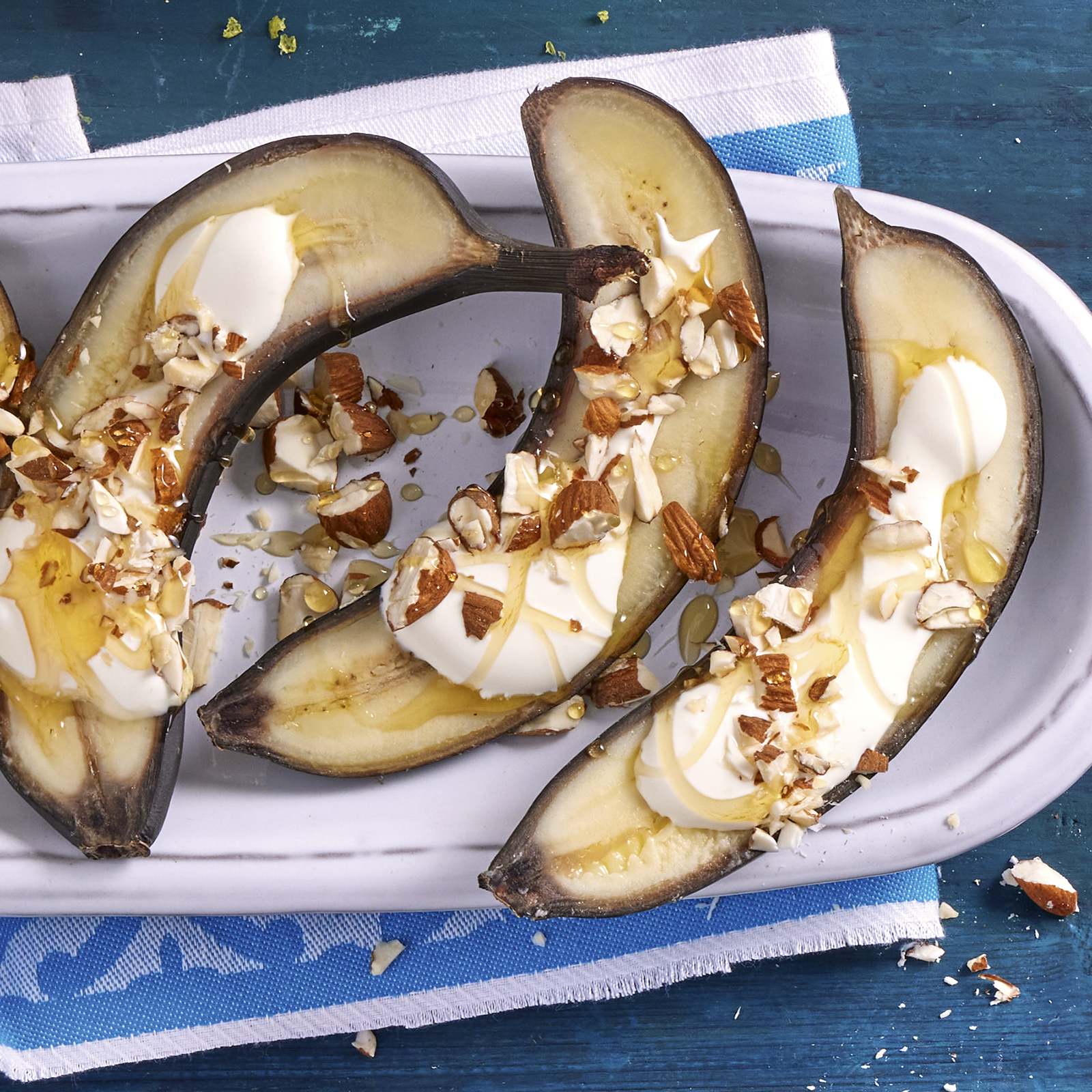 3 22 Gegrillte Banane Mit Nuessen Und Honig 1600x1600px