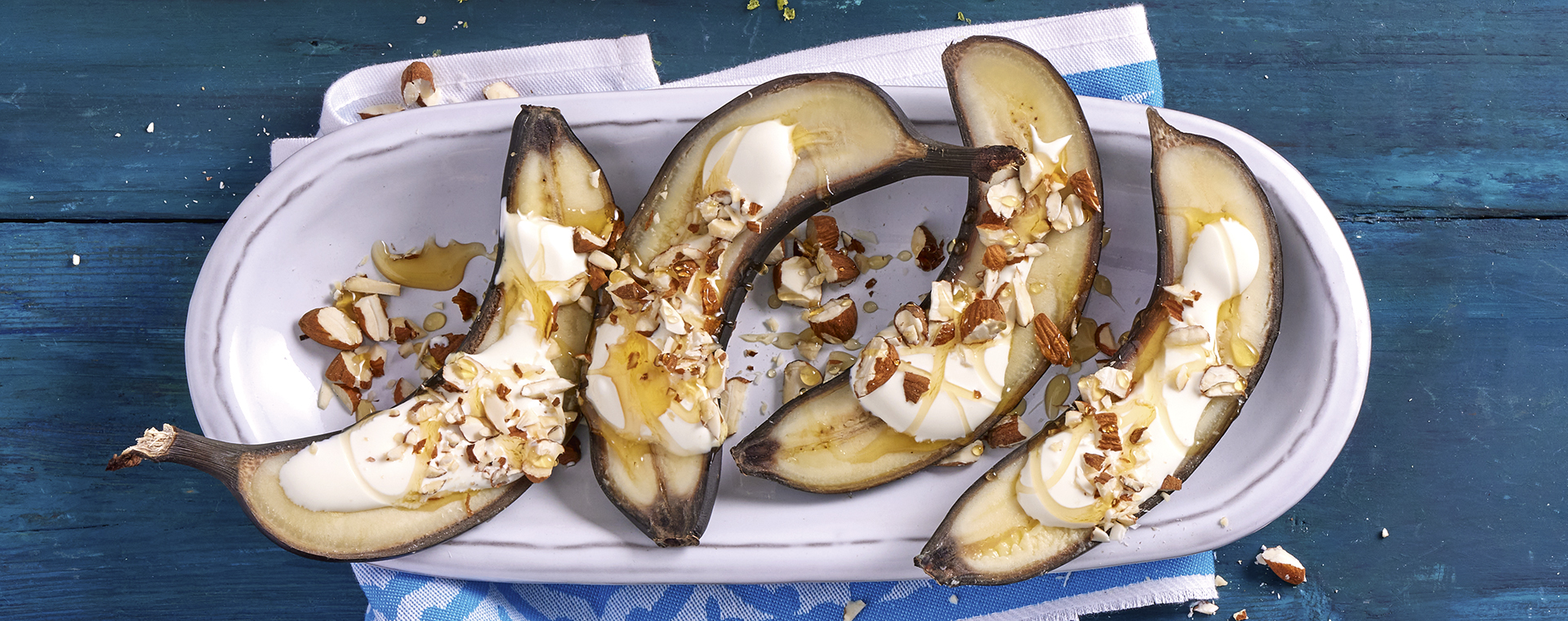 3 22 Gegrillte Banane Mit Nuessen Und Honig 1920x760px