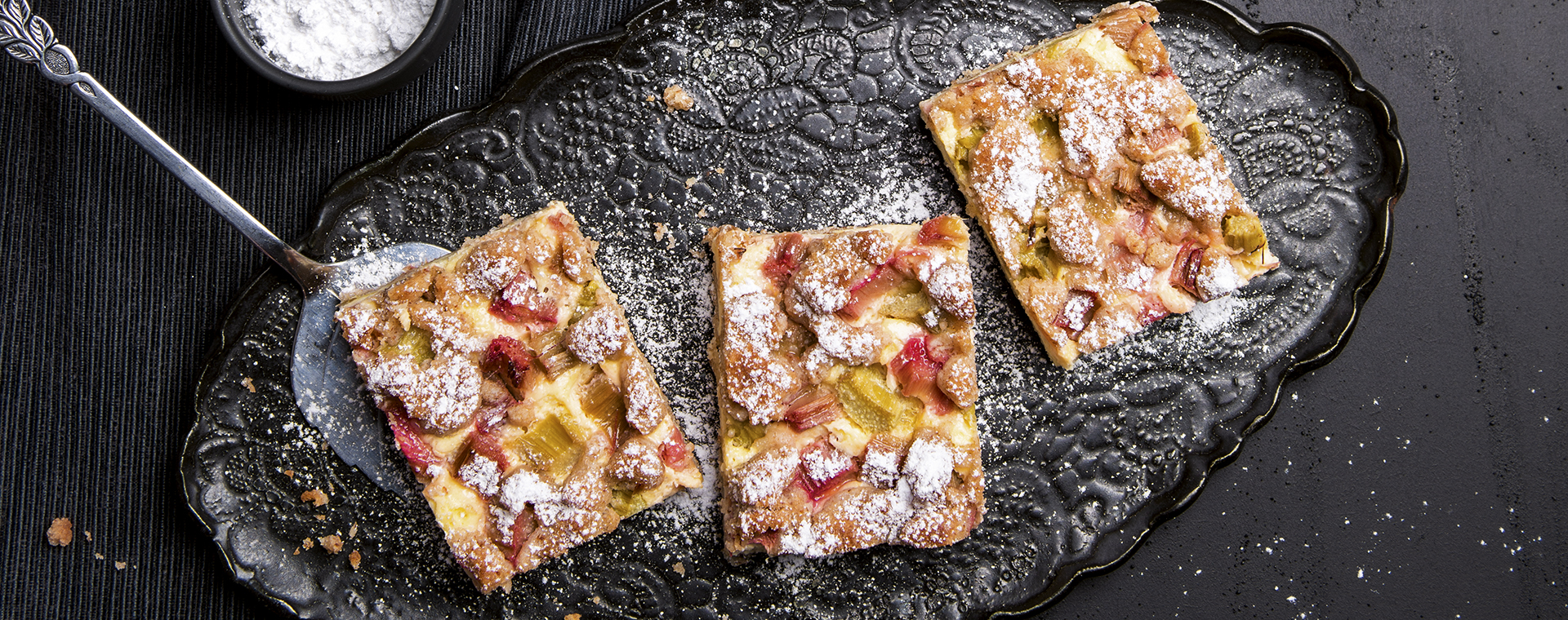 3 22 Rhabarber Kaesekuchen Mit Streuseln 1920x760px