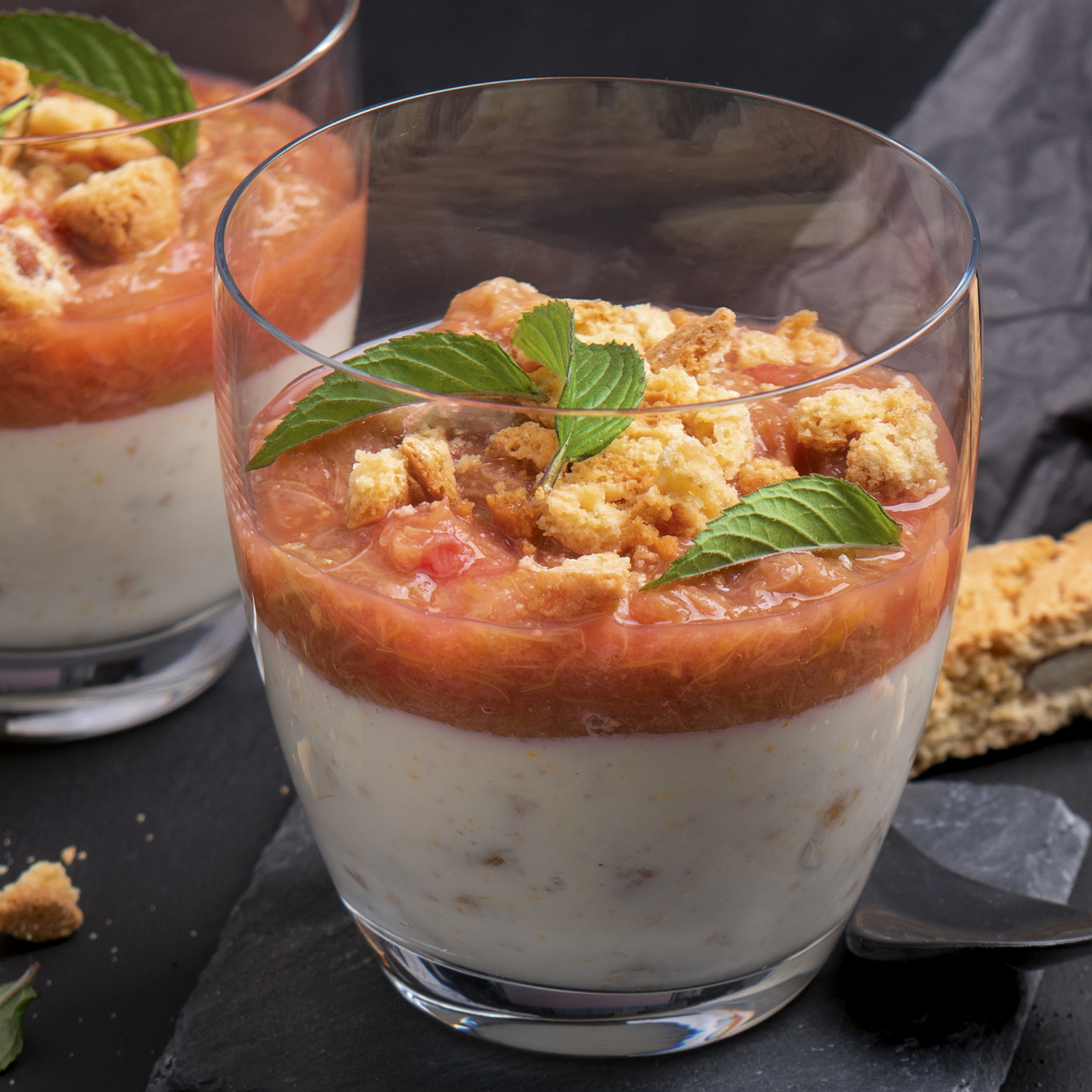 3 22 Rhabarberragout Auf Veganer Cantuccini Orangencreme 1600x1600px