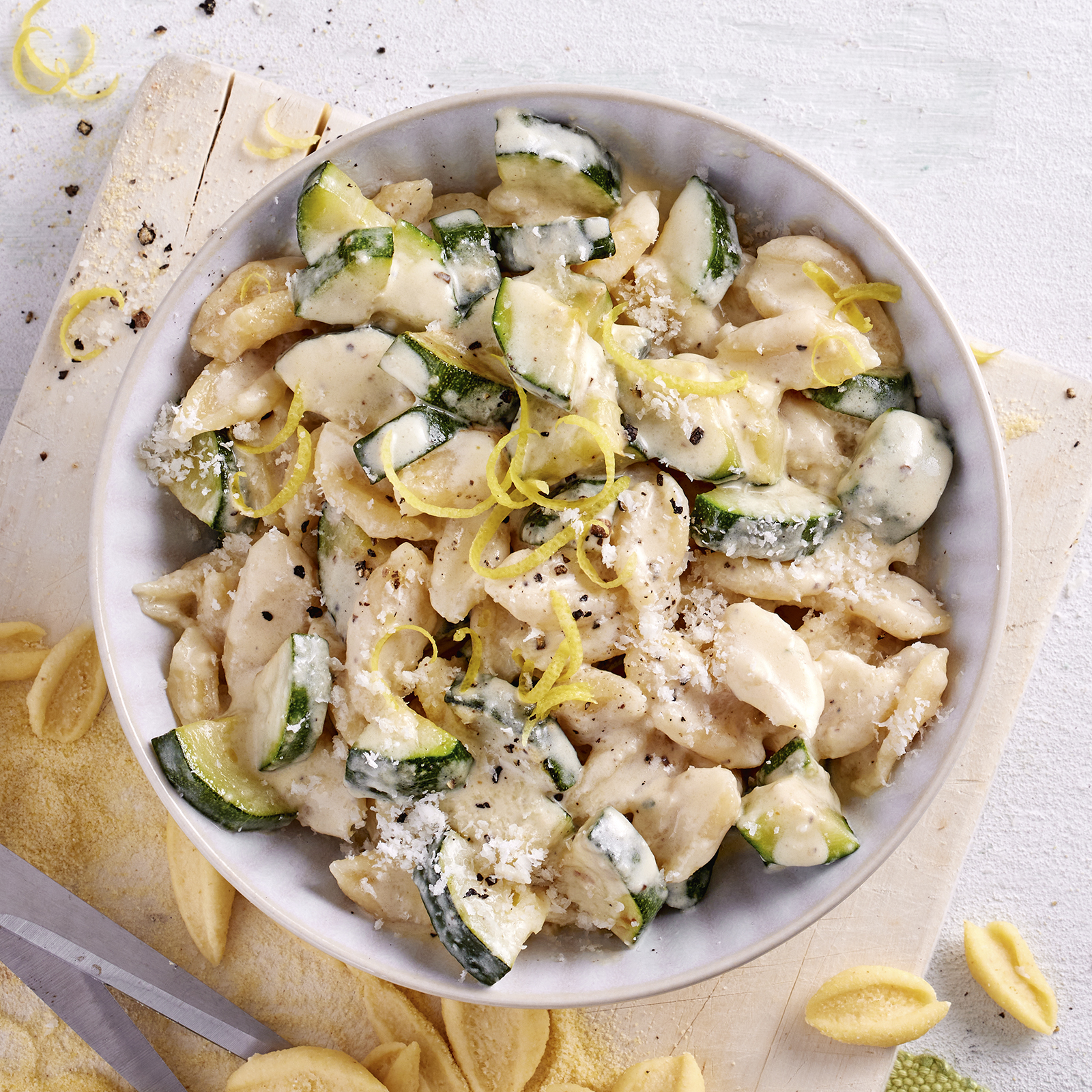 3 22 Schnippelnudeln Mit Zucchini Zitronen Sosse Web 1600x1600px