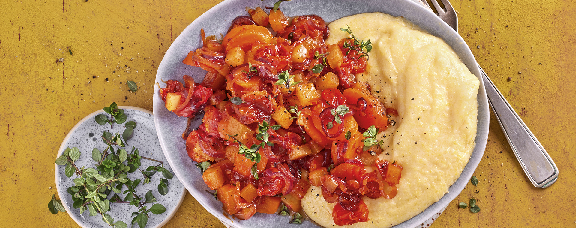 3 22 Sommergemuese Auf Cremiger Polenta 1920x760px