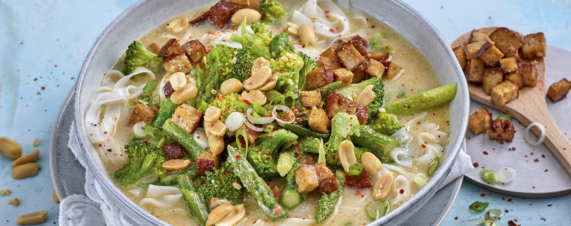 3 22 Spargel Brokkoli Nudeltopf Mit Wuerzigem Tofu 1920x760px