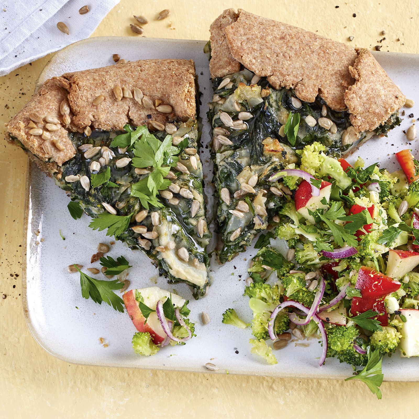 3 22 Spinat Fenchel Galette Mit Buntem Brokkolisalat 1600x1600px