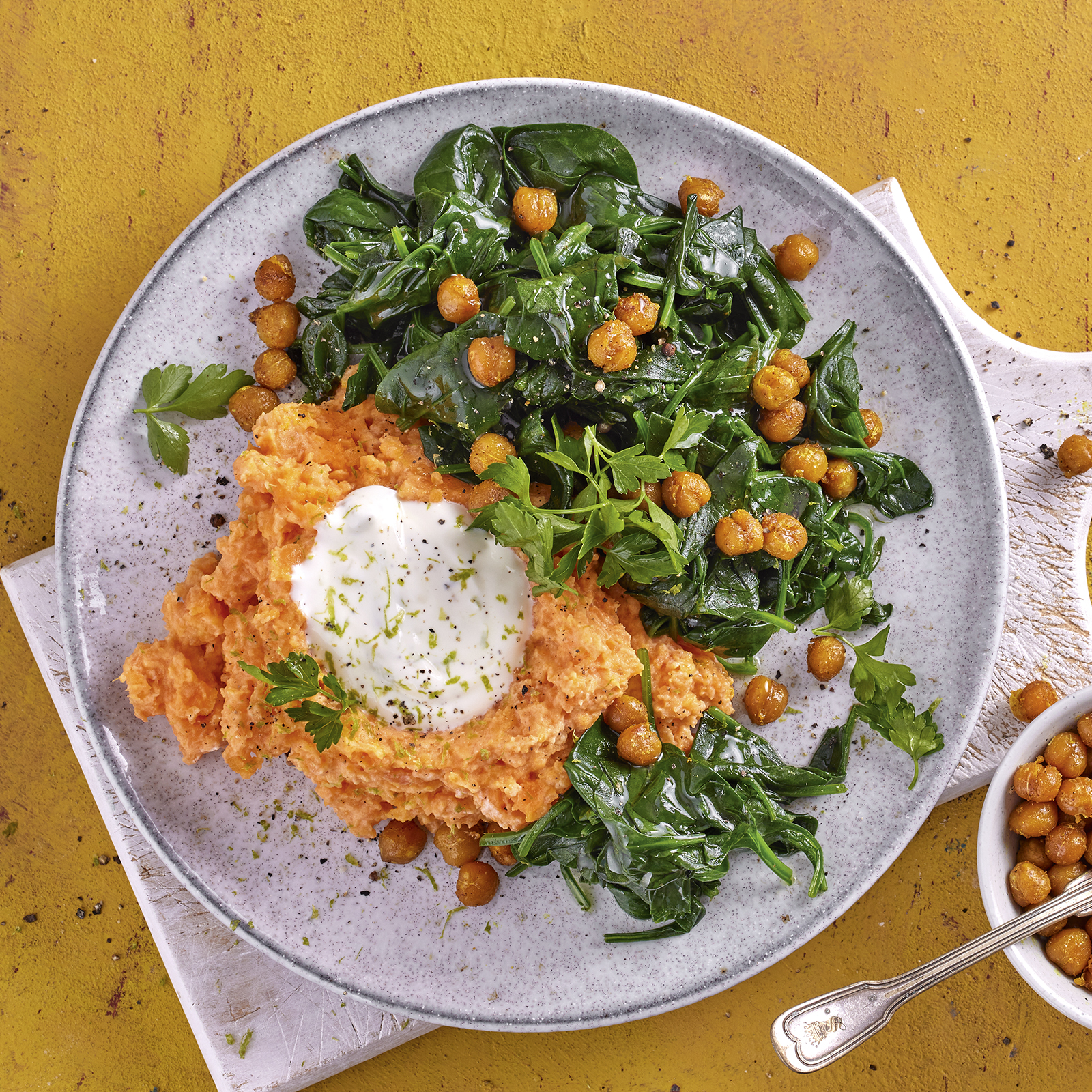 3 22 Suesskartoffelstampf Mit Spinat Und Limettenjoghurt 1600x1600px