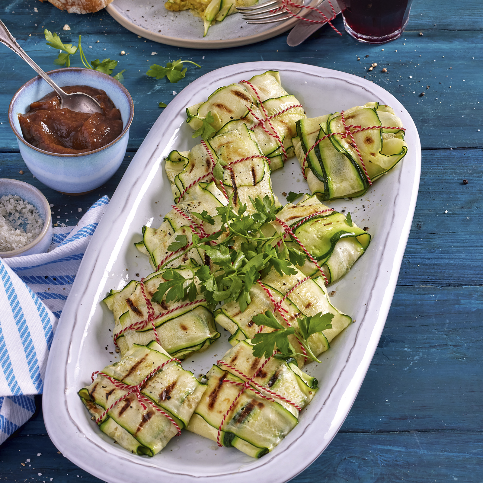 3 22 Zucchinipaeckchen Mit Hirse Linsen Fuellung Und Chamoy Sosse 1600x1600px