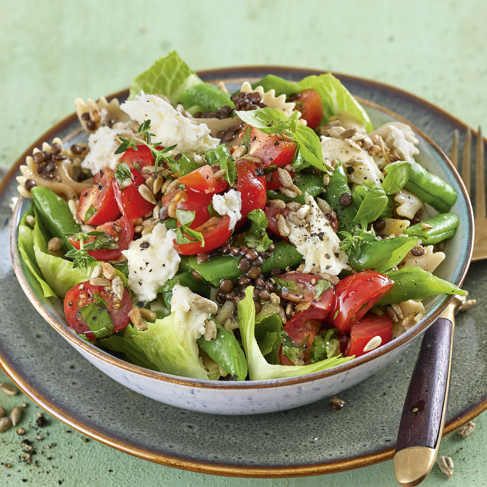 4 22 Bohnensalat Mit Tomaten Mozzarella Topping 1600x1600px