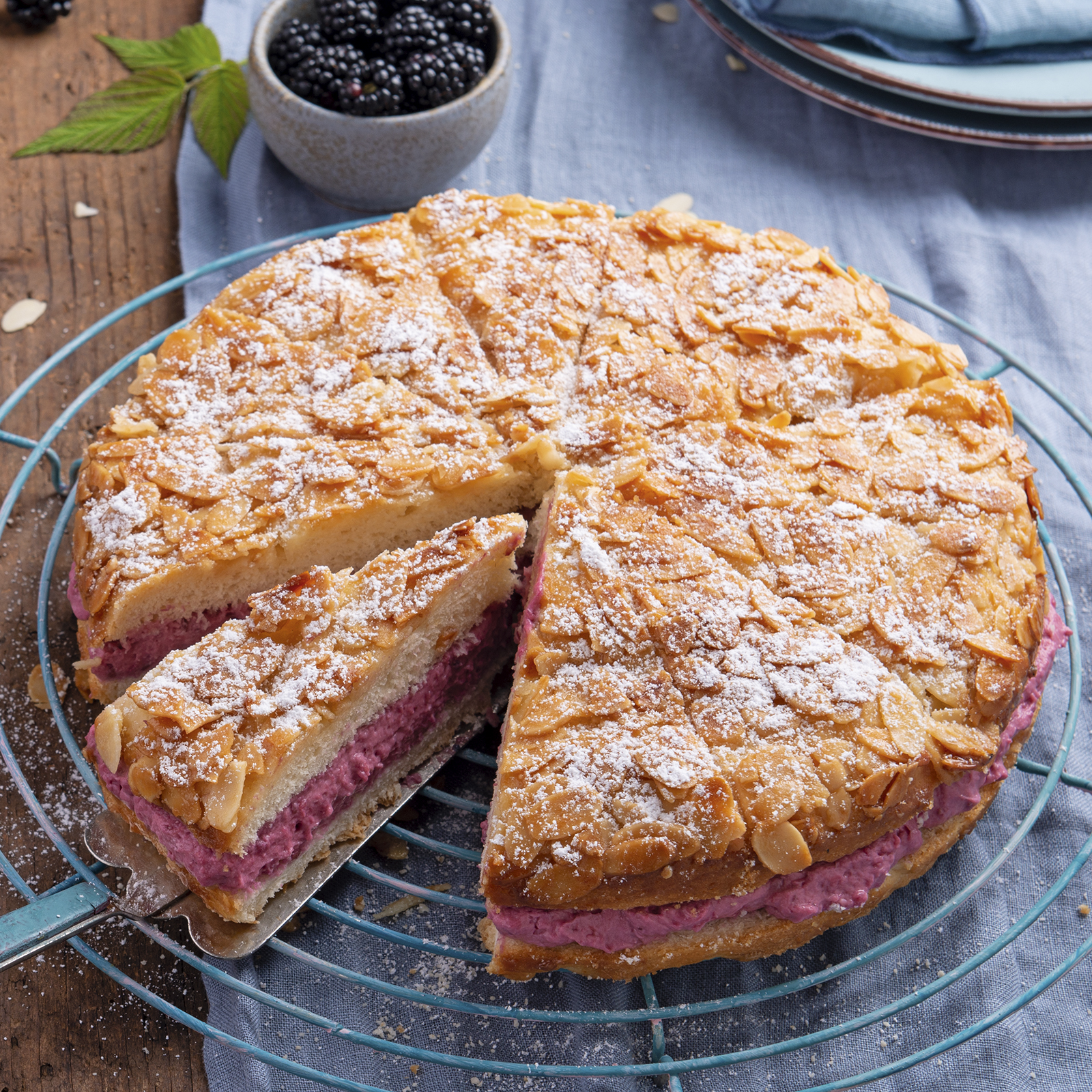 4 22 Brombeer Bienenstich 1600x1600px