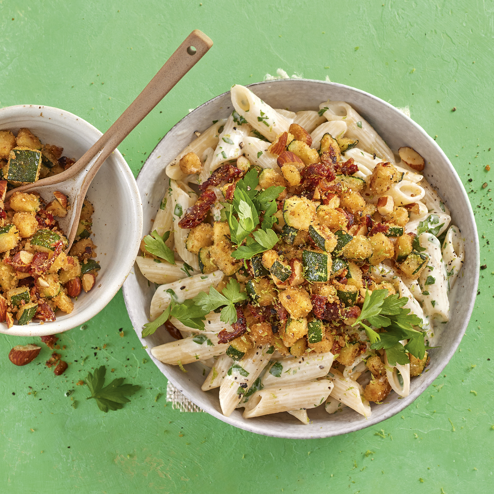 4 22 Cremige Pasta Mit Zucchini Mandel Topping 1600x1600px