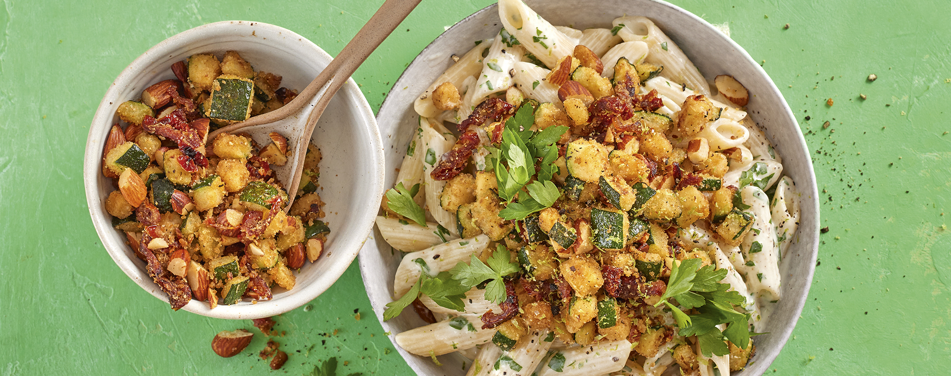 4 22 Cremige Pasta Mit Zucchini Mandel Topping 1920x760px