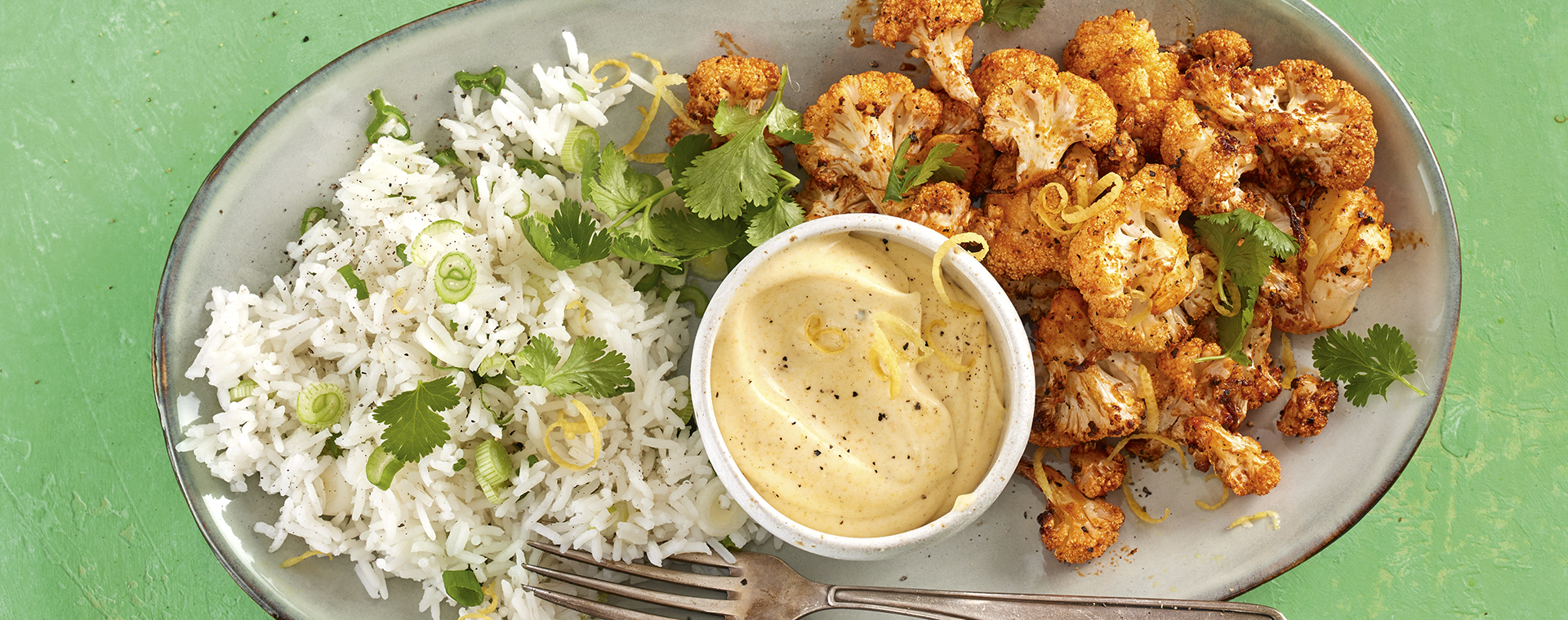 4 22 Geroesteter Blumenkohl Mit Zitronen Curry Raita Und Reis 1920x760px