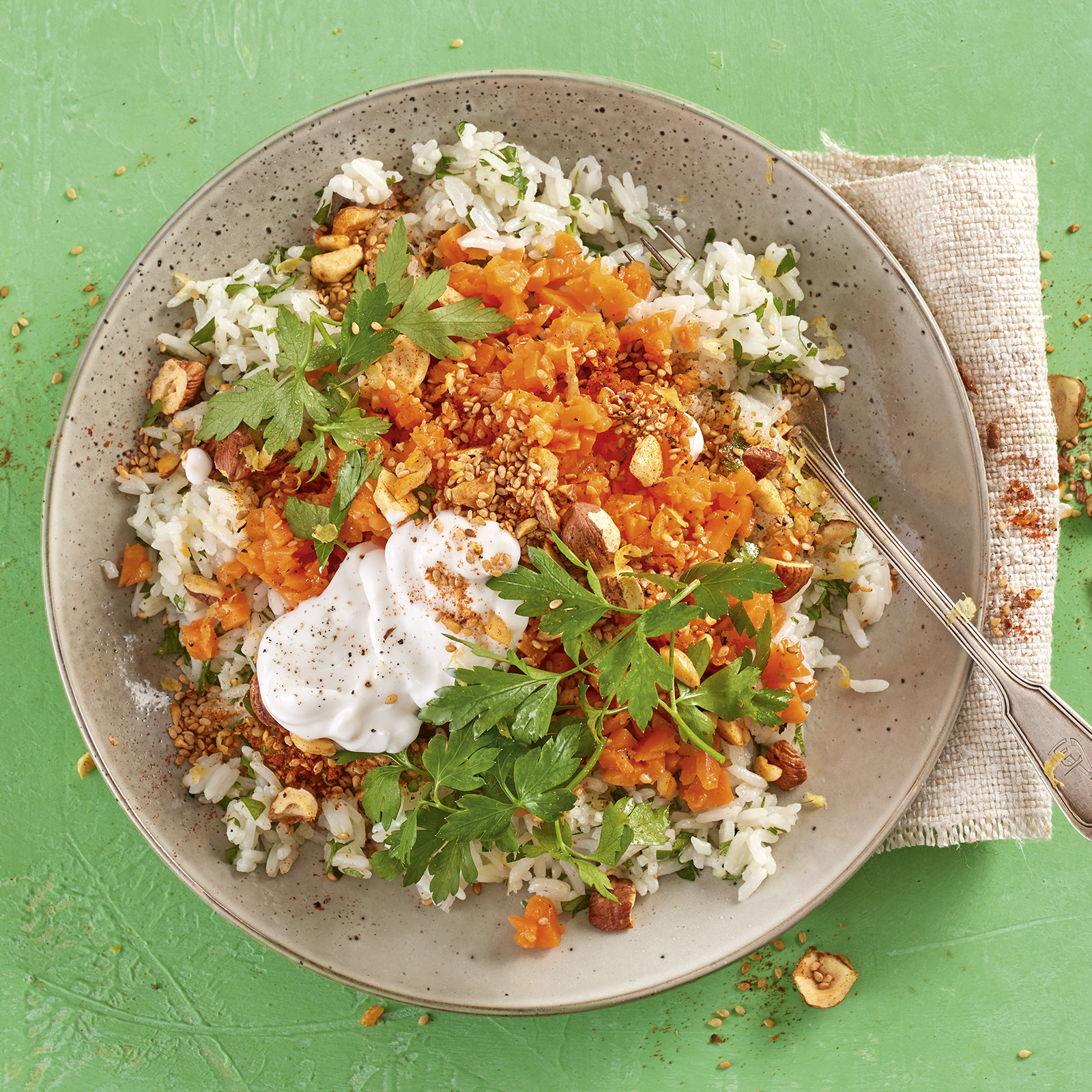 4 22 Moehrentatar Mit Nuss Sesam Topping Und Kokosreis 1600x1600px