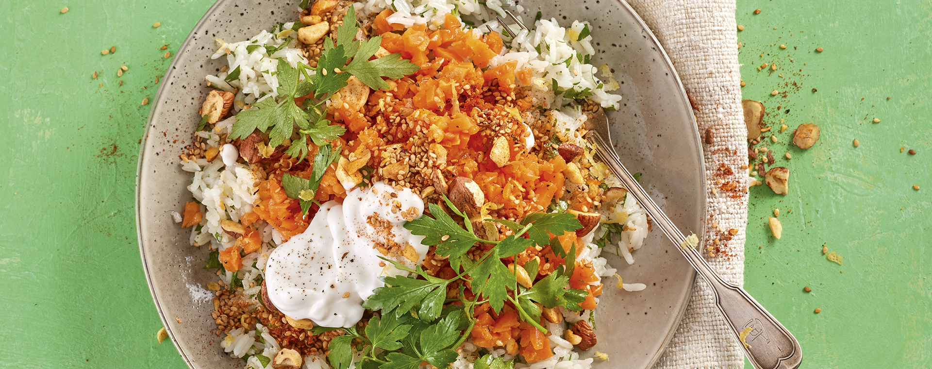 4 22 Moehrentatar Mit Nuss Sesam Topping Und Kokosreis 1920x760px