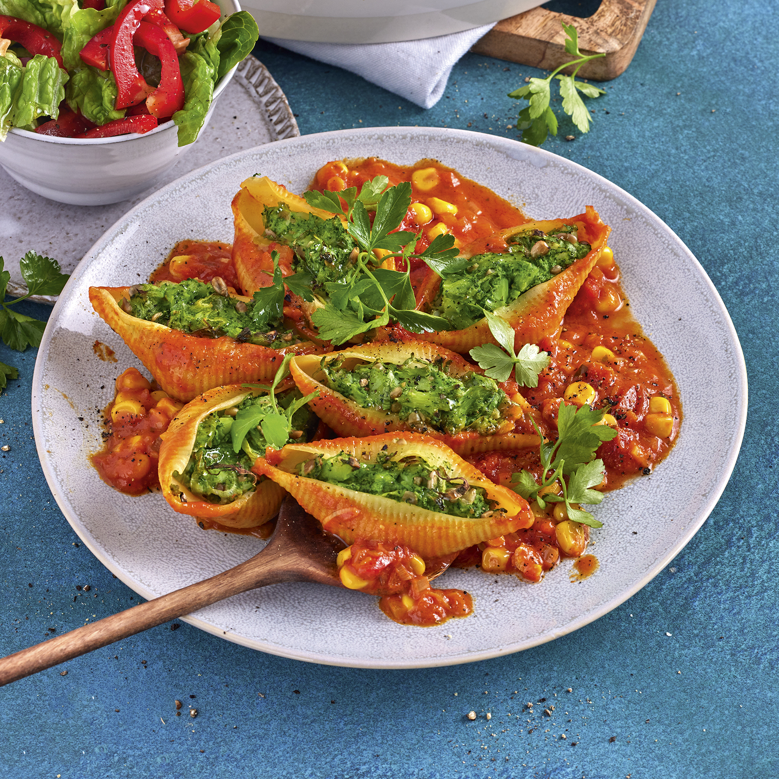 4 22 Muschelnudeln Mit Brokkolifuellung Tomaten Kokos Sosse 1600x1600px