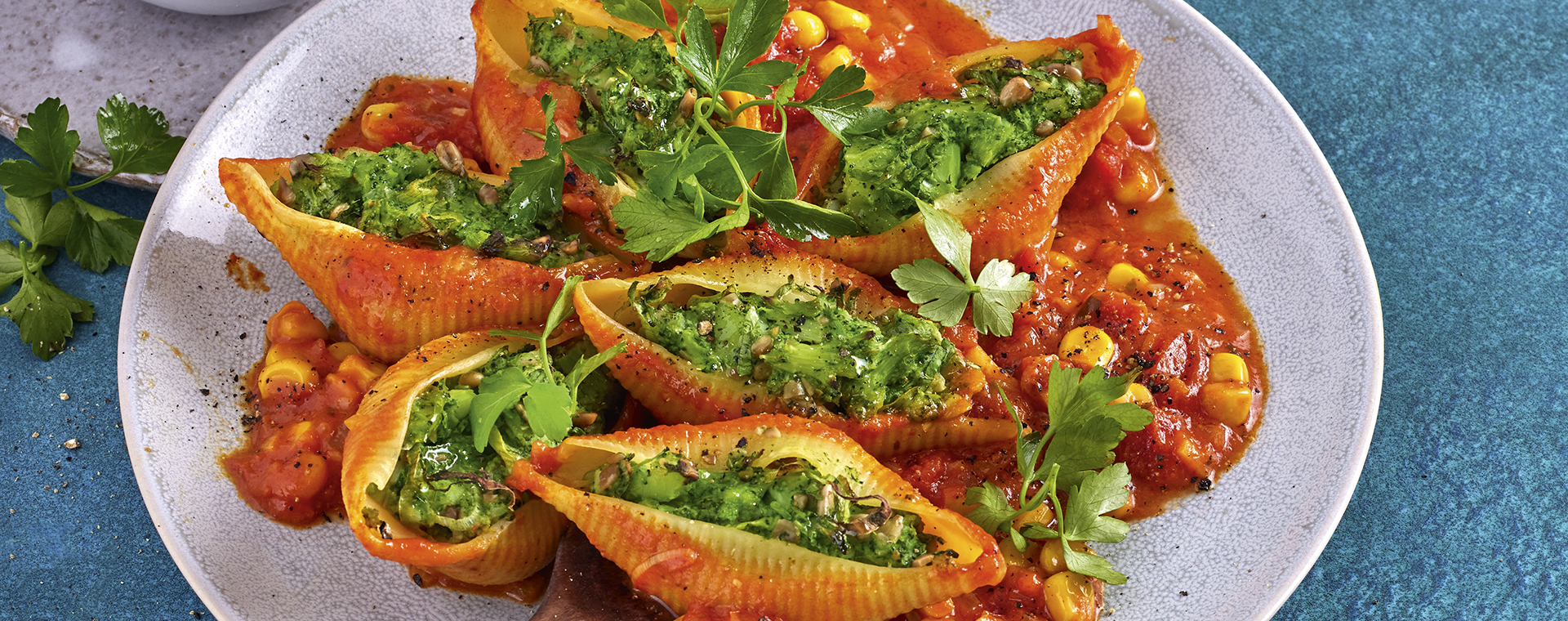 4 22 Muschelnudeln Mit Brokkolifuellung Tomaten Kokos Sosse 1920x760px