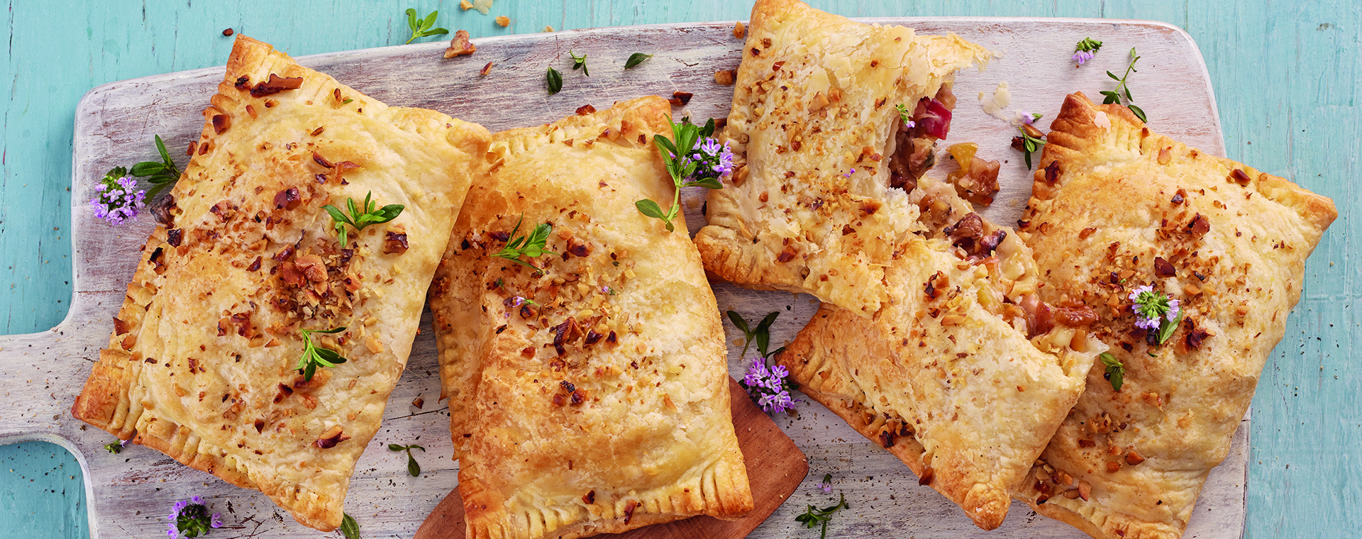 4 22 Nussige Blaetterteigtaschen Mit Camembert Und Aprikosen 1920x760px