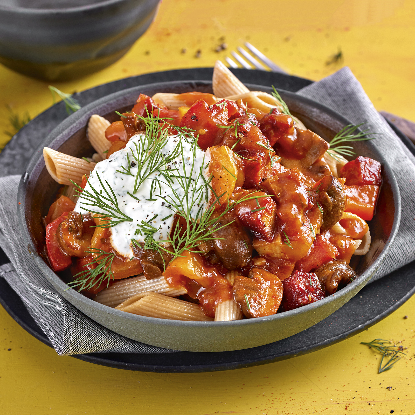 4 22 Paprikagulasch Mit Vollkornnudeln Und Dilljoghurt 1600x1600px