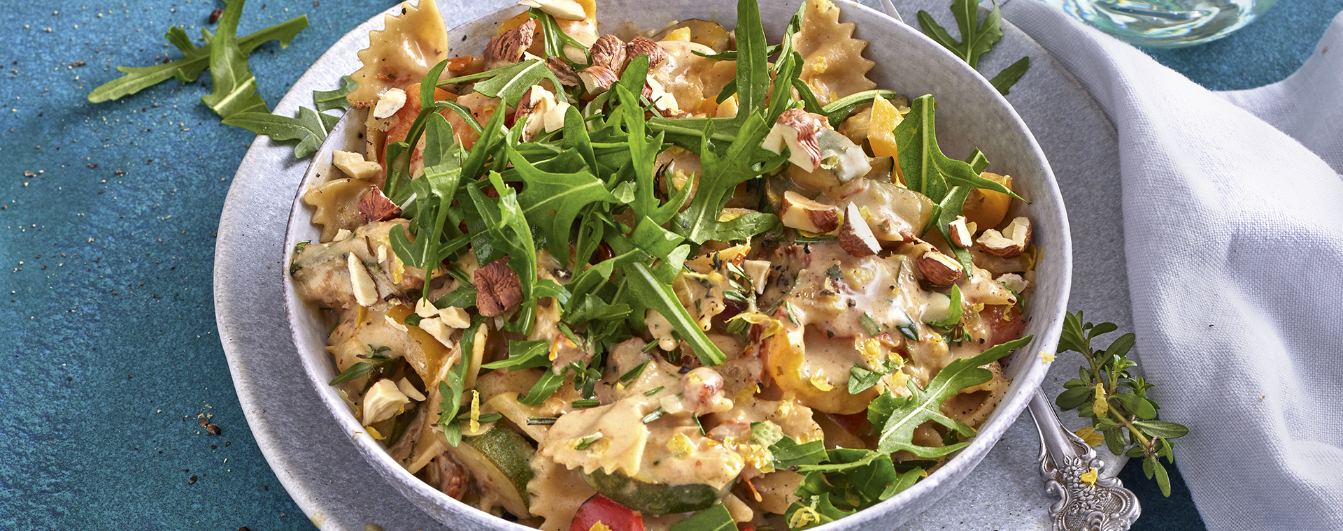 4 22 Vollkornpasta Mit Cremiger Gemuesesosse Und Rucola Nuss Topping 1920x760px