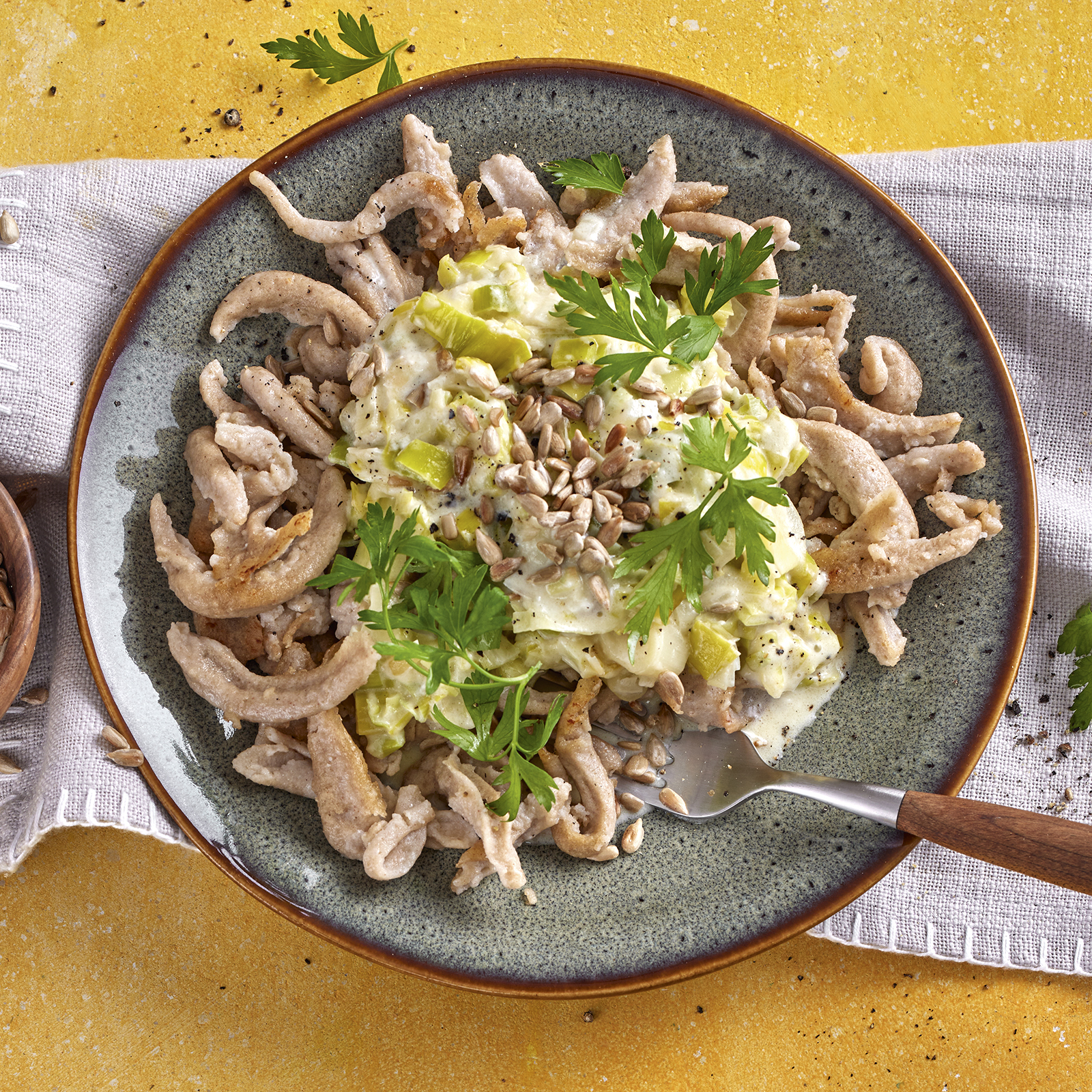 5 22 Buchweizenspaetzle Mit Lauch Kaese Sosse 1600x1600px