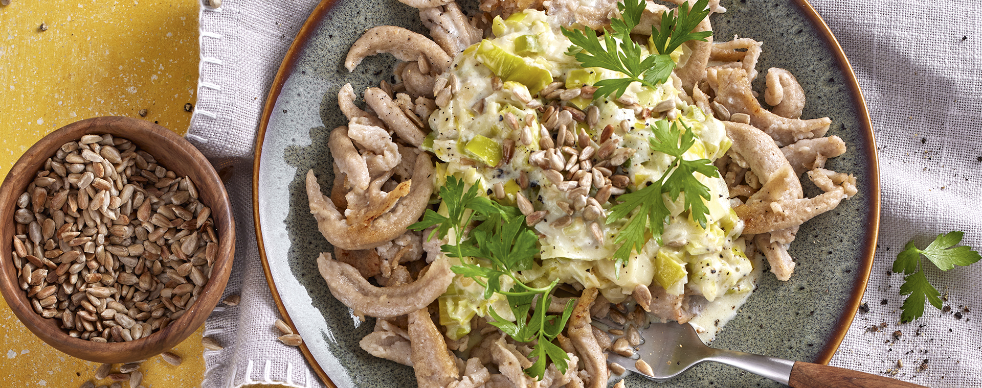 5 22 Buchweizenspaetzle Mit Lauch Kaese Sosse 1920x760px