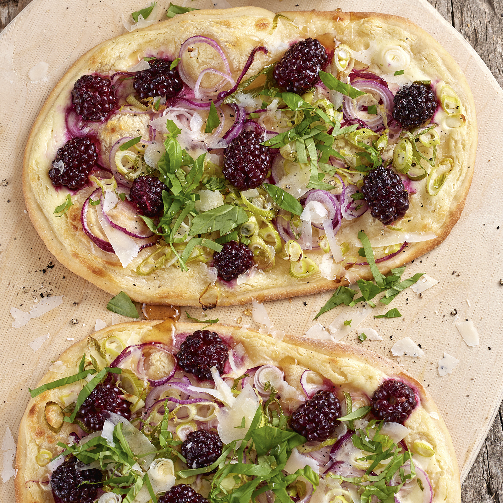 5 22 Flammkuchen Mit Brombeeren Und Roten Zwiebeln 1600x1600px