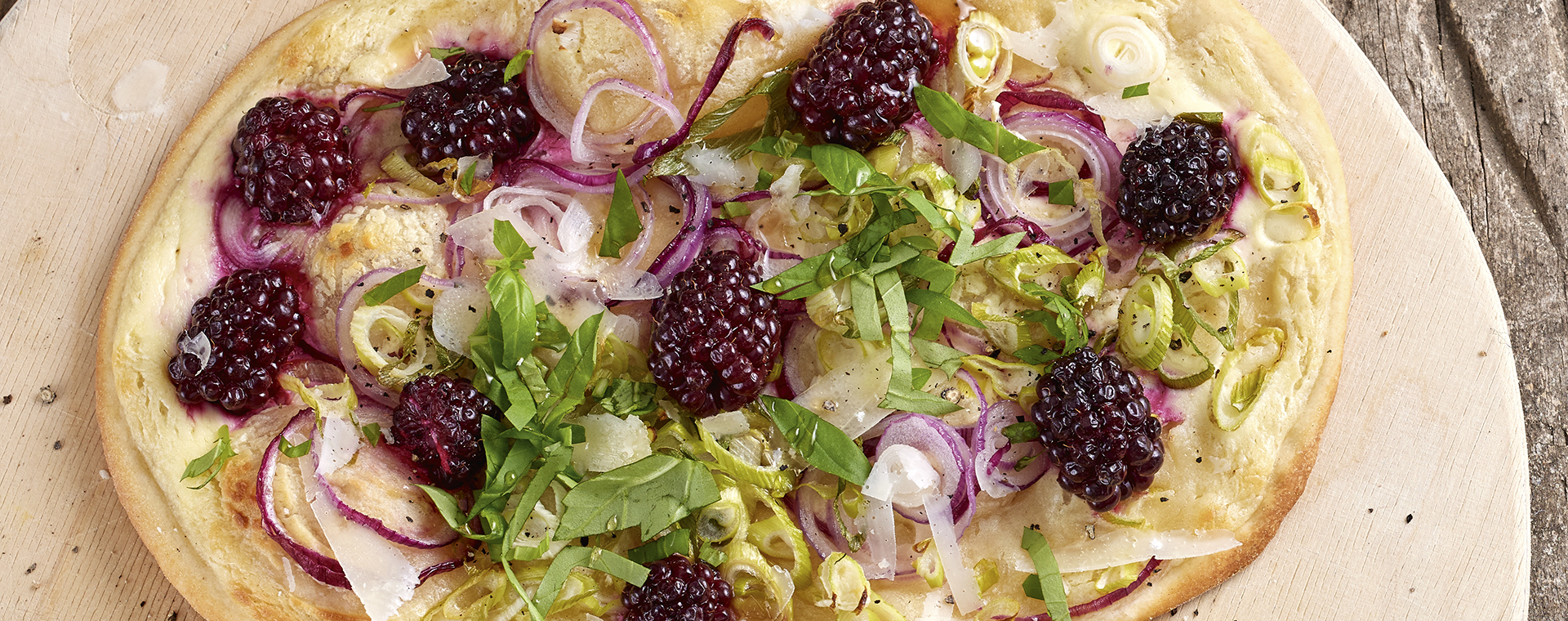 5 22 Flammkuchen Mit Brombeeren Und Roten Zwiebeln 1920x760px