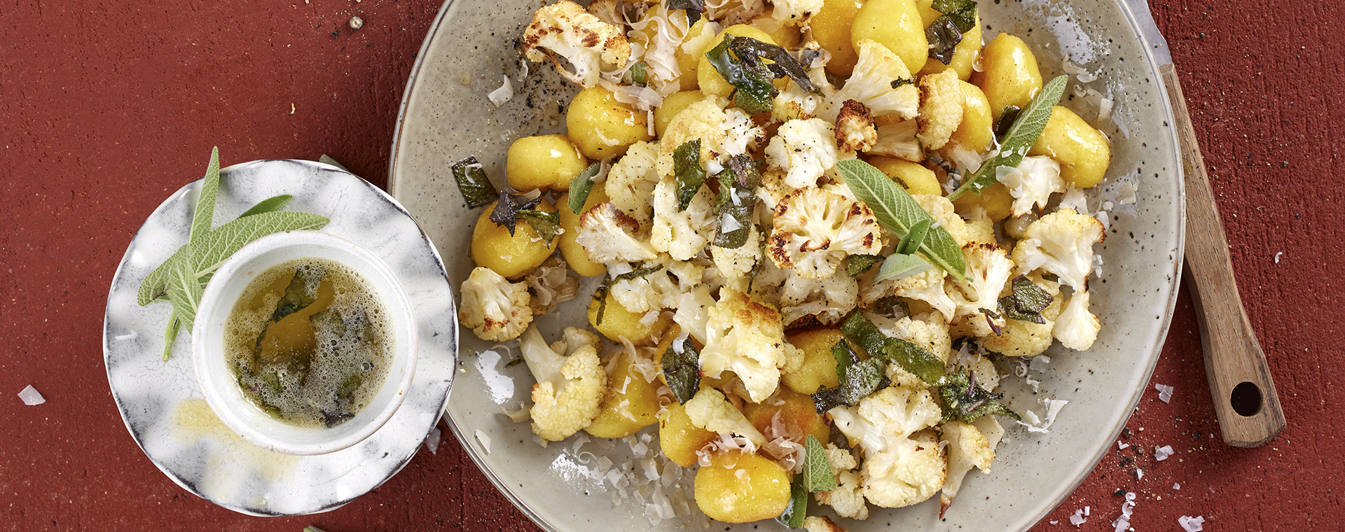 5 22 Geroesteter Blumenkohl Mit Gnocchi Und Salbeibutter 1920x760px