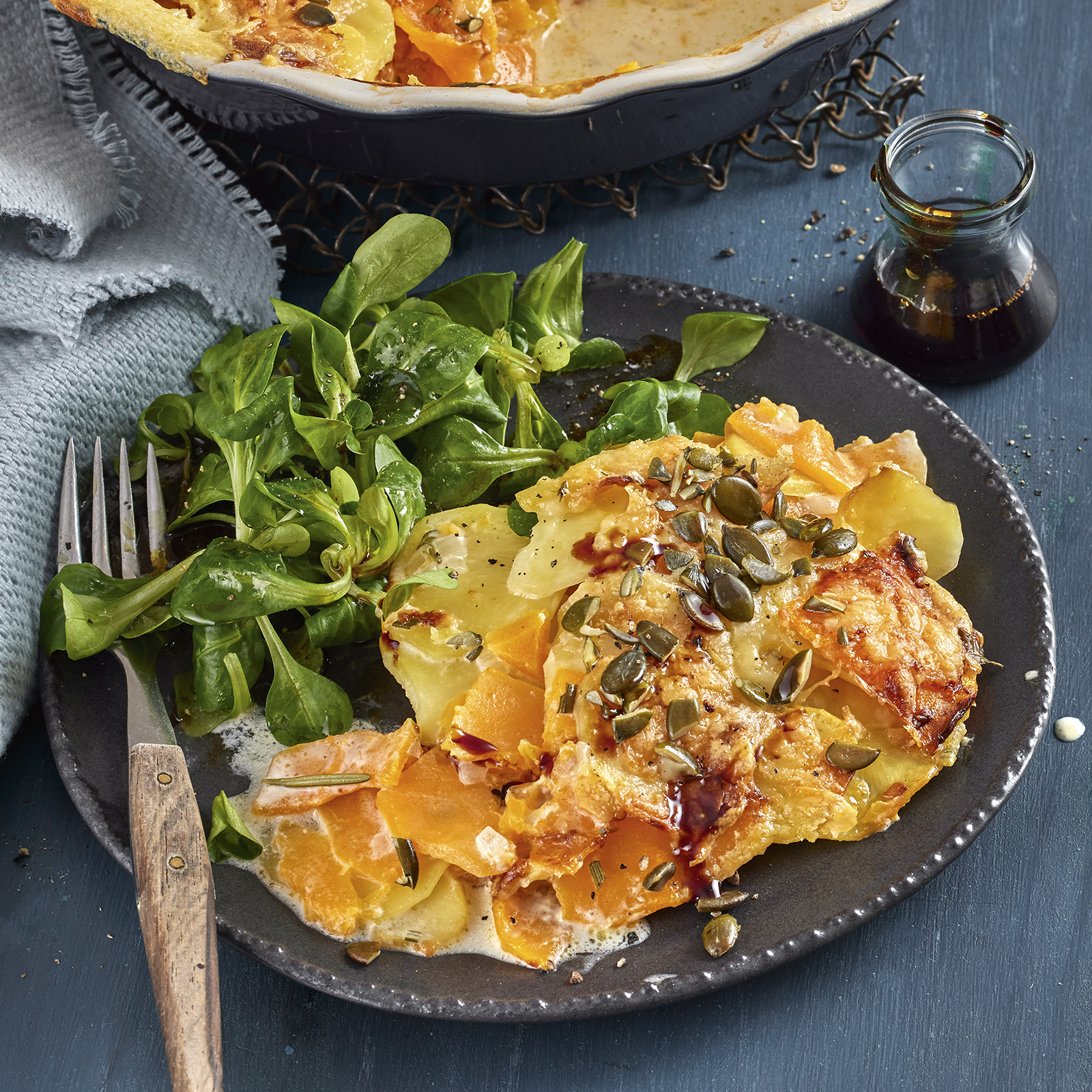 5 22 Kuerbis Kartoffel Gratin Mit Feldsalat 1600x1600px