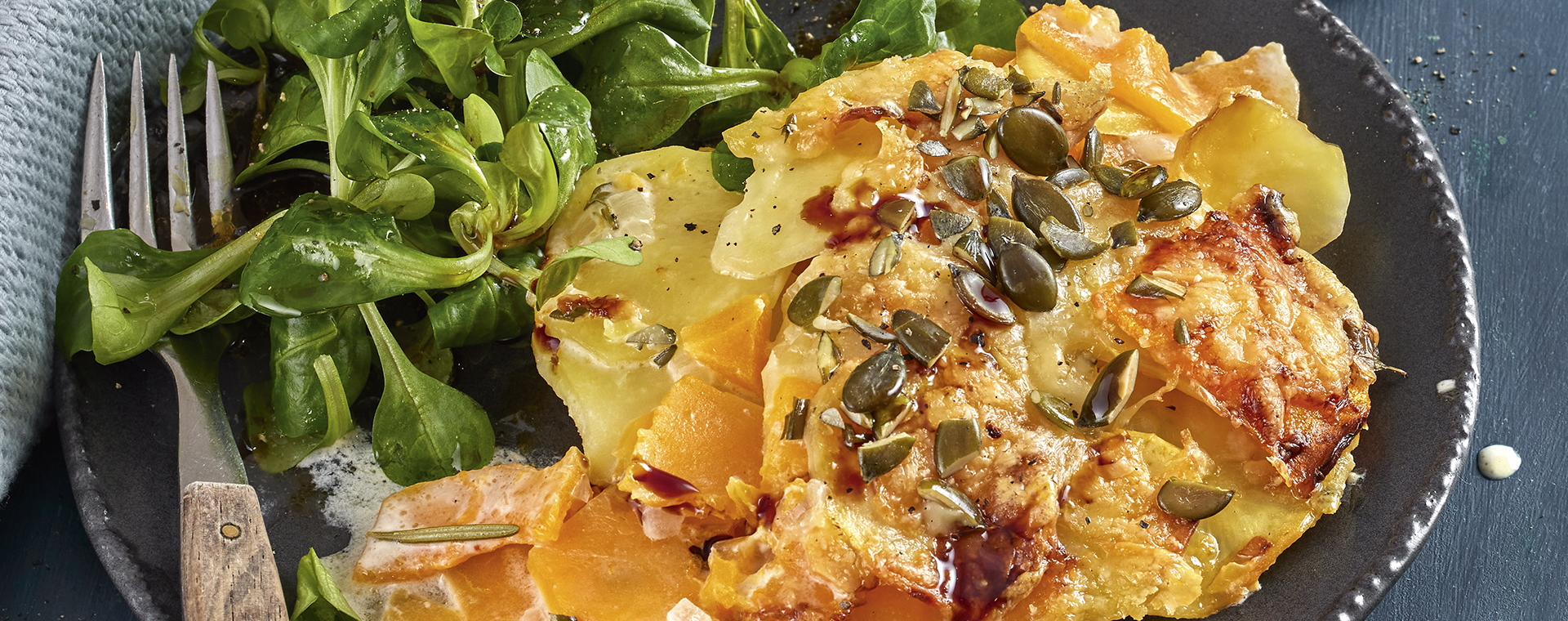 5 22 Kuerbis Kartoffel Gratin Mit Feldsalat 1920x760px