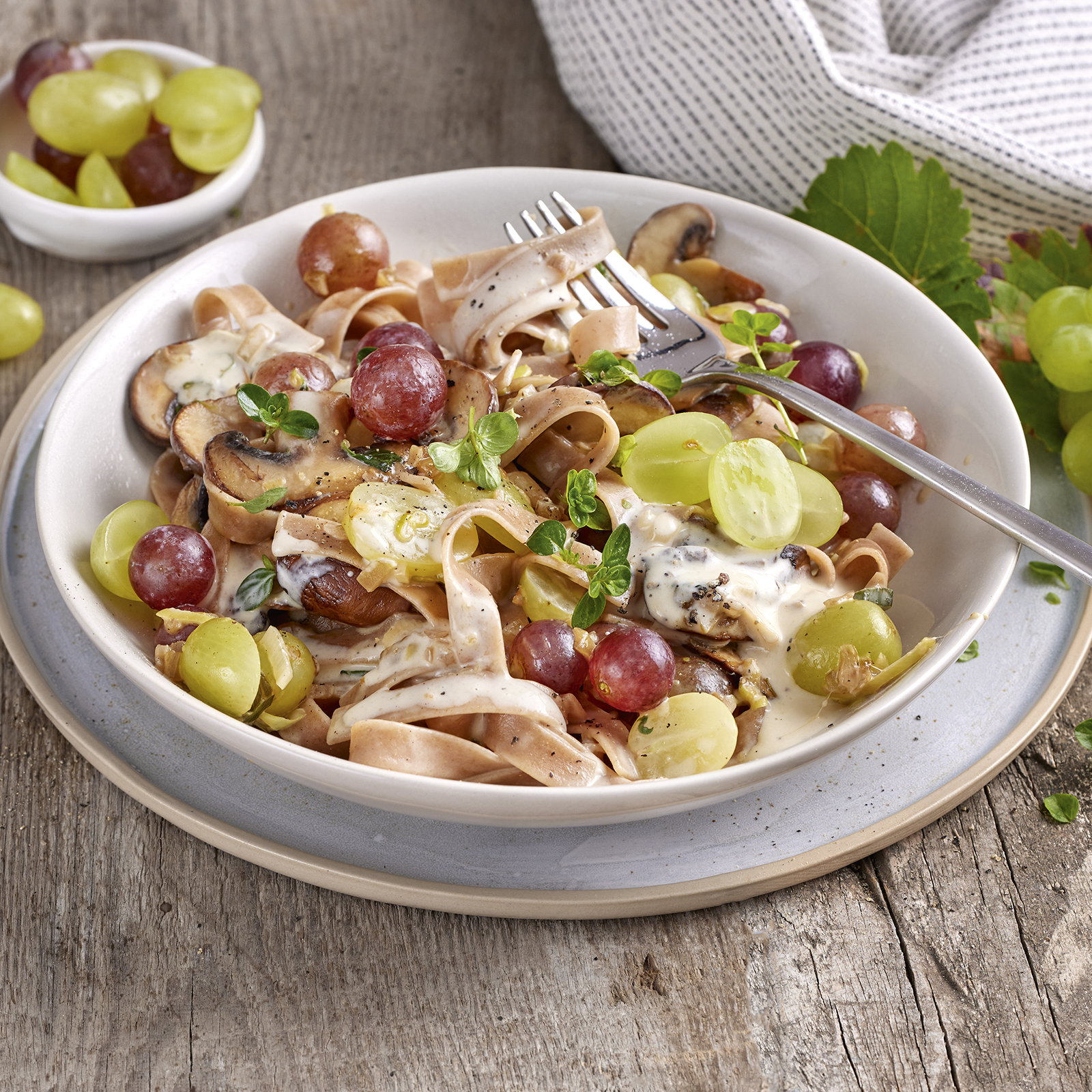 5 22 Nudeln Mit Riesling Pilz Sosse Und Trauben 1600x1600px