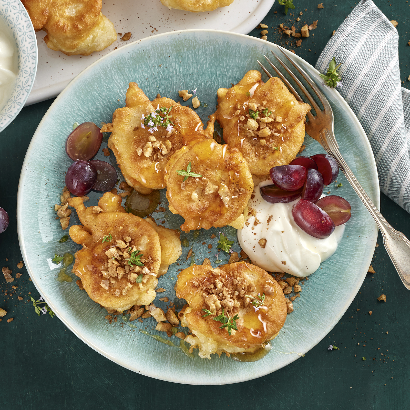 5 22 Pfannkuechlein Mit Walnuessen Und Honig 1600x1600px